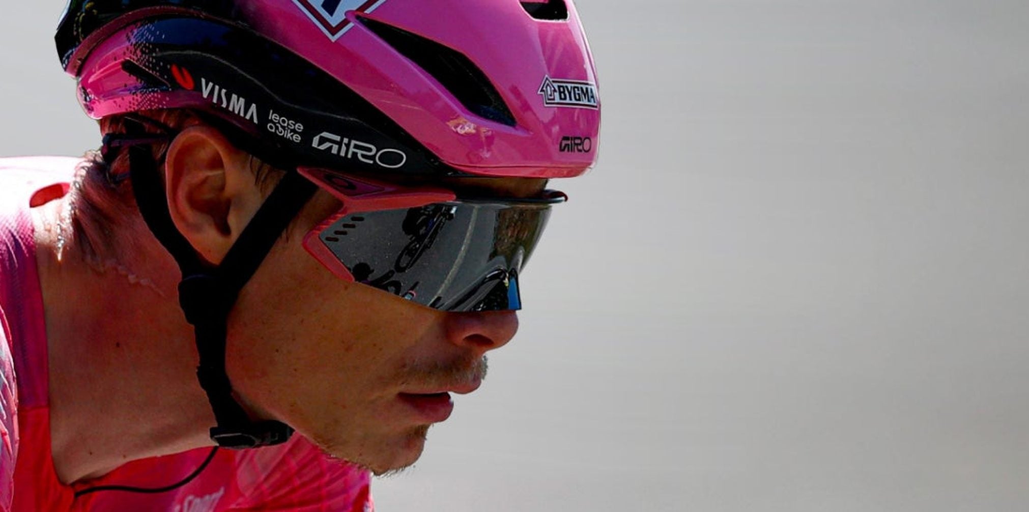 Riteņbraucējs rozā velokreklā kāpumā